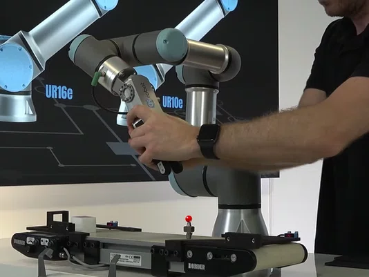 UR3E - ROBÔ COLABORATIVO UNIVERSAL ROBOTS